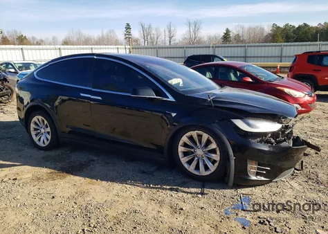2017 Tesla Model X z USA, uszkodzony, nr VIN 5YJXCAE2XHF077364